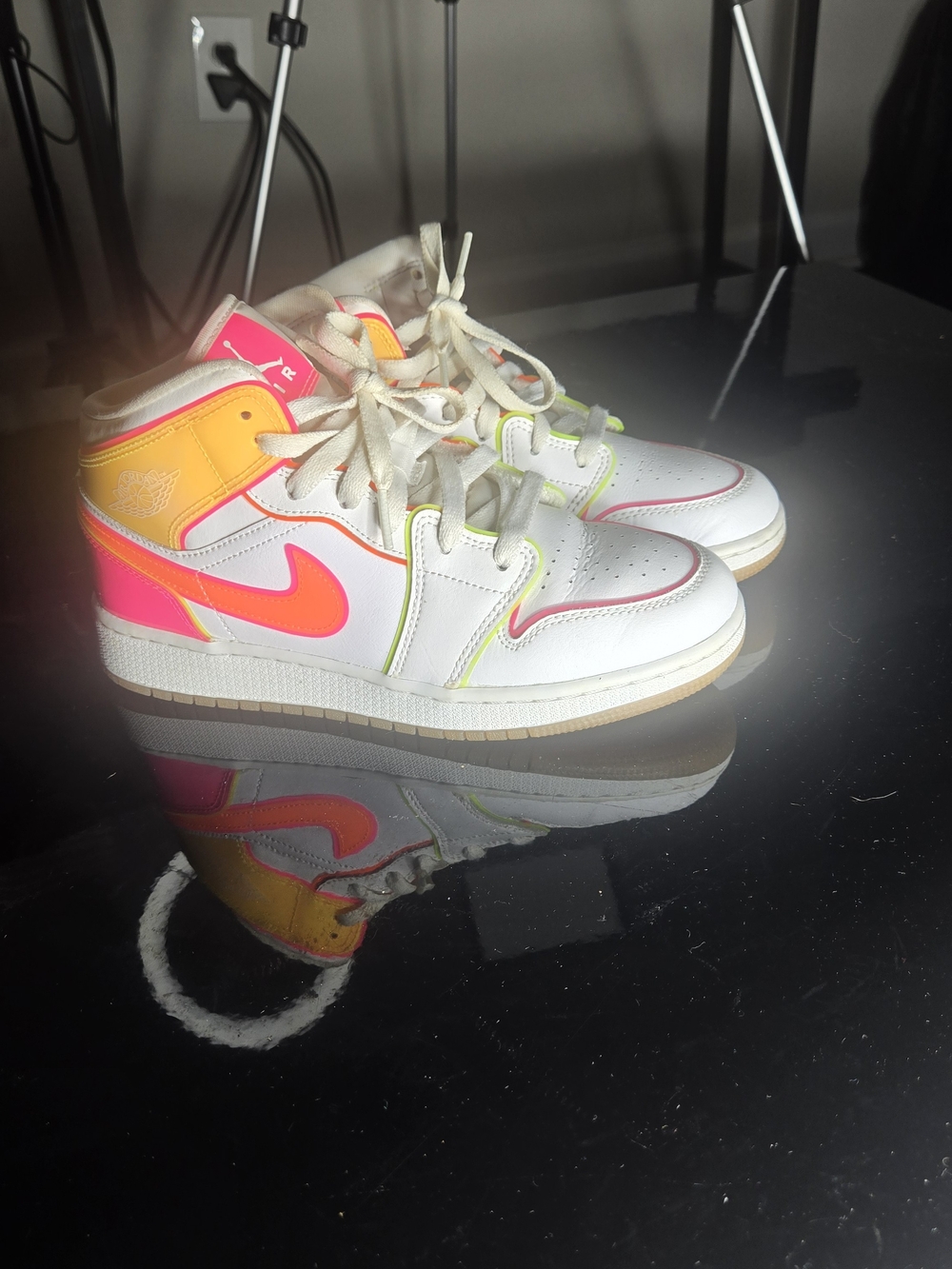 Size 5.5Y - Air Jordan 1 Mid SE GS 'Edge Glow' CV4611-100